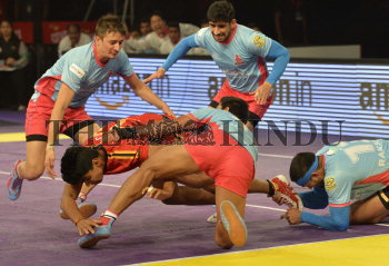 Bengaluru Bulls Raider Pawan Kumar Gets Nailed By Jaipur Pink