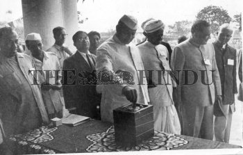 Image Id : 1173671 <span>Date : 1963-01-26 <span>Category : Politics</span>