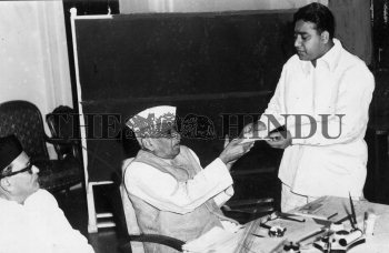 Image Id : 1350019 <span>Date : 1969-12-23 <span>Category : Politics</span>