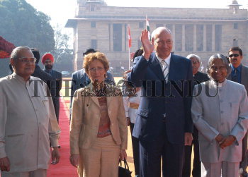 Image Id : 1925375 <span>Date : 2003-11-10 <span>Category : Politics</span>