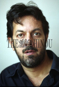 Image Id : 2098581 <span>Date : 2003-12-20 <span>Category : Arts Culture and Entertainment</span>