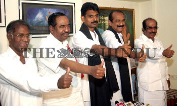 Image Id : 2375472 <span>Date : 2004-02-20 <span>Category : Politics</span>