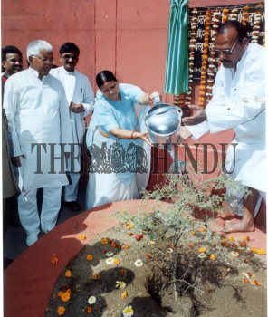 Image Id : 2394305 <span>Date : 2004-02-24 <span>Category : Politics</span>