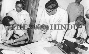 Image Id : 2472823 <span>Date : 1950-05-06 <span>Category : Politics</span>