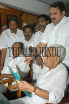 Image Id : 2501357 <span>Date : 2004-03-16 <span>Category : Politics</span>