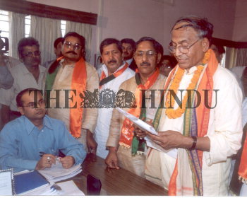 Image Id : 2557396 <span>Date : 2004-03-27 <span>Category : Politics</span>