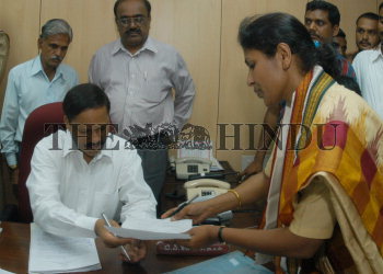 Image Id : 2575925 <span>Date : 2004-03-31 <span>Category : Politics</span>