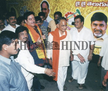 Image Id : 2582154 <span>Date : 2004-04-01 <span>Category : Politics</span>
