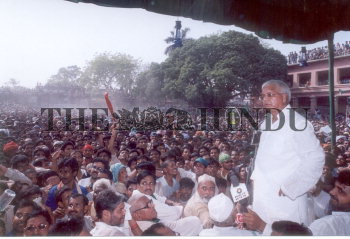 Image Id : 2597914 <span>Date : 2004-04-02 <span>Category : Politics</span>