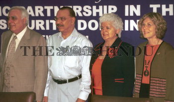 Image Id : 2616003 <span>Date : 2004-04-06 <span>Category : Politics</span>