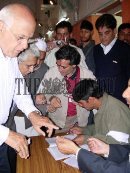 Image Id : 2713676 <span>Date : 2004-04-26 <span>Category : Politics</span>