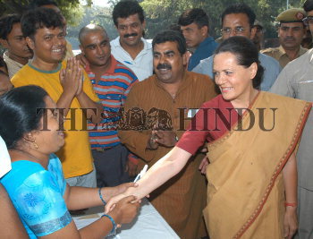 Image Id : 2784161 <span>Date : 2004-05-10 <span>Category : Politics</span>