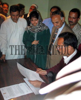 Image Id : 2801369 <span>Date : 2004-05-13 <span>Category : Politics</span>