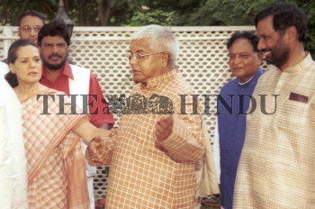 Image Id : 2818448 <span>Date : 2004-05-16 <span>Category : Politics</span>