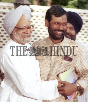 Image Id : 2823236 <span>Date : 2004-05-17 <span>Category : Politics</span>
