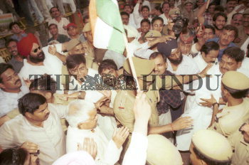 Image Id : 2828618 <span>Date : 2004-05-18 <span>Category : Politics</span>