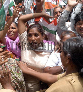 Image Id : 2833100 <span>Date : 2004-05-19 <span>Category : Politics</span>