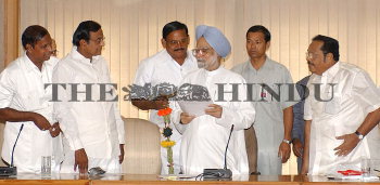 Image Id : 2937474 <span>Date : 2004-06-08 <span>Category : Politics</span>