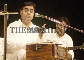 Image Id : 3037227 <span>Date : 2004-06-27 <span>Category : Arts Culture and Entertainment</span>