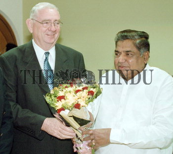 Image Id : 3128545 <span>Date : 2004-07-16 <span>Category : Politics</span>