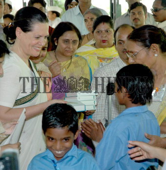 Image Id : 3322060 <span>Date : 2004-08-20 <span>Category : Politics</span>