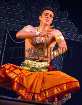 Image Id : 3380509 <span>Date : 2004-08-28 <span>Category : Arts Culture and Entertainment</span>