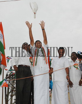 Image Id : 3581780 <span>Date : 2004-10-03 <span>Category : Politics</span>