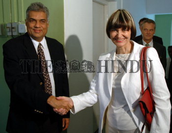 Image Id : 3623632 <span>Date : 2004-10-10 <span>Category : Politics</span>