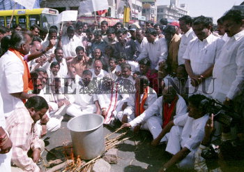 Image Id : 3773364 <span>Date : 2004-11-05 <span>Category : Politics</span>