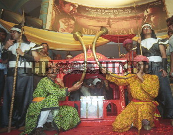 Image Id : 3801517 <span>Date : 2004-11-10 <span>Category : Arts Culture and Entertainment</span>