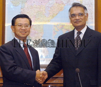 Image Id : 3865796 <span>Date : 2004-11-22 <span>Category : Politics</span>