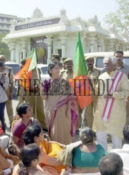 Image Id : 3909910 <span>Date : 2004-11-30 <span>Category : Politics</span>