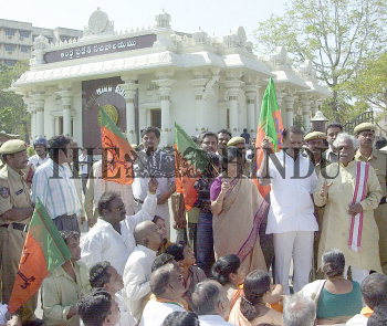 Image Id : 3909916 <span>Date : 2004-11-30 <span>Category : Politics</span>