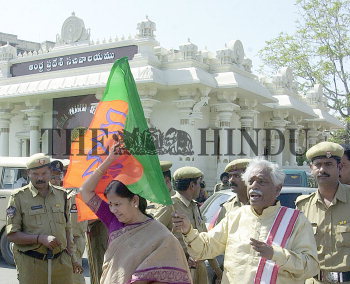 Image Id : 3909922 <span>Date : 2004-11-30 <span>Category : Politics</span>