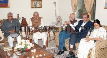 Image Id : 3944373 <span>Date : 2004-12-06 <span>Category : Politics</span>