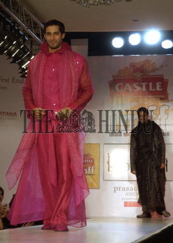 Image Id : 4695318 <span>Date : 2005-04-12 <span>Category : Arts Culture and Entertainment</span>