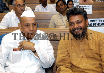 Image Id : 4776716 <span>Date : 2005-04-25 <span>Category : Politics</span>