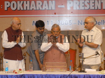 Image Id : 4874878 <span>Date : 2005-05-11 <span>Category : Politics</span>