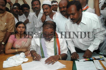 Image Id : 4882040 <span>Date : 2005-05-12 <span>Category : Politics</span>