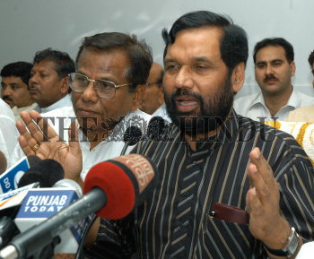 Image Id : 4882279 <span>Date : 2005-05-12 <span>Category : Politics</span>