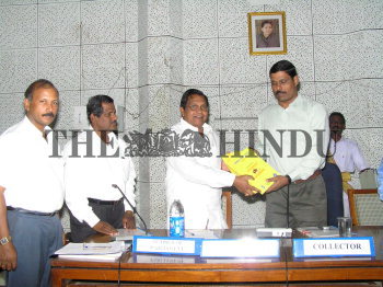 Image Id : 5683886 <span>Date : 2005-09-22 <span>Category : Politics</span>