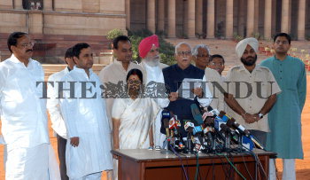 Image Id : 6008415 <span>Date : 2005-11-07 <span>Category : Politics</span>