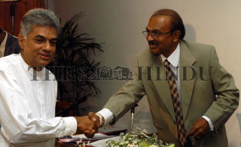 Image Id : 6048305 <span>Date : 2005-11-12 <span>Category : Politics</span>
