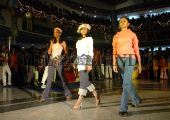 Image Id : 6055437 <span>Date : 2005-11-13 <span>Category : Arts Culture and Entertainment</span>