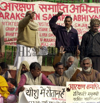 Image Id : 6345932 <span>Date : 2005-12-18 <span>Category : Politics</span>