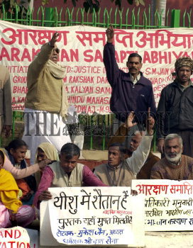 Image Id : 6345934 <span>Date : 2005-12-18 <span>Category : Politics</span>