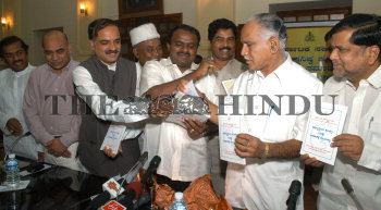 Image Id : 7107750 <span>Date : 2006-03-15 <span>Category : Politics</span>