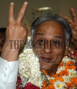 Image Id : 7431140 <span>Date : 2006-04-12 <span>Category : Politics</span>