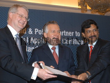 Image Id : 7441393 <span>Date : 2006-04-13 <span>Category : Economy Business and Finance</span>