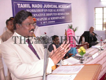 Image Id : 8340830 <span>Date : 2006-07-01 <span>Category : Crime Law and Justice</span>